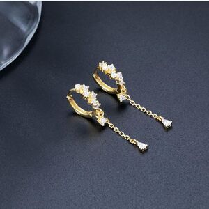 Boutique🦋! Dangle Gold Huggie Zigzag Earrings!